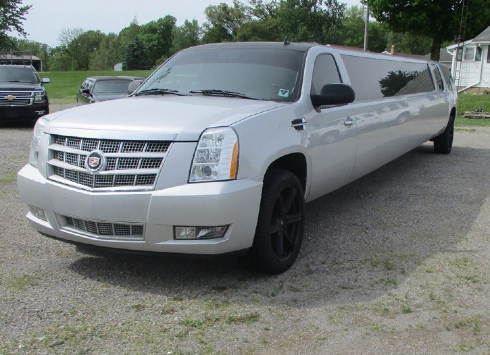 2011 Silver /Black Chevrolet Suburblade , located at 1725 US-68 N, Bellefontaine, OH, 43311, (937) 592-5466, 40.387783, -83.752388 - Photo #0